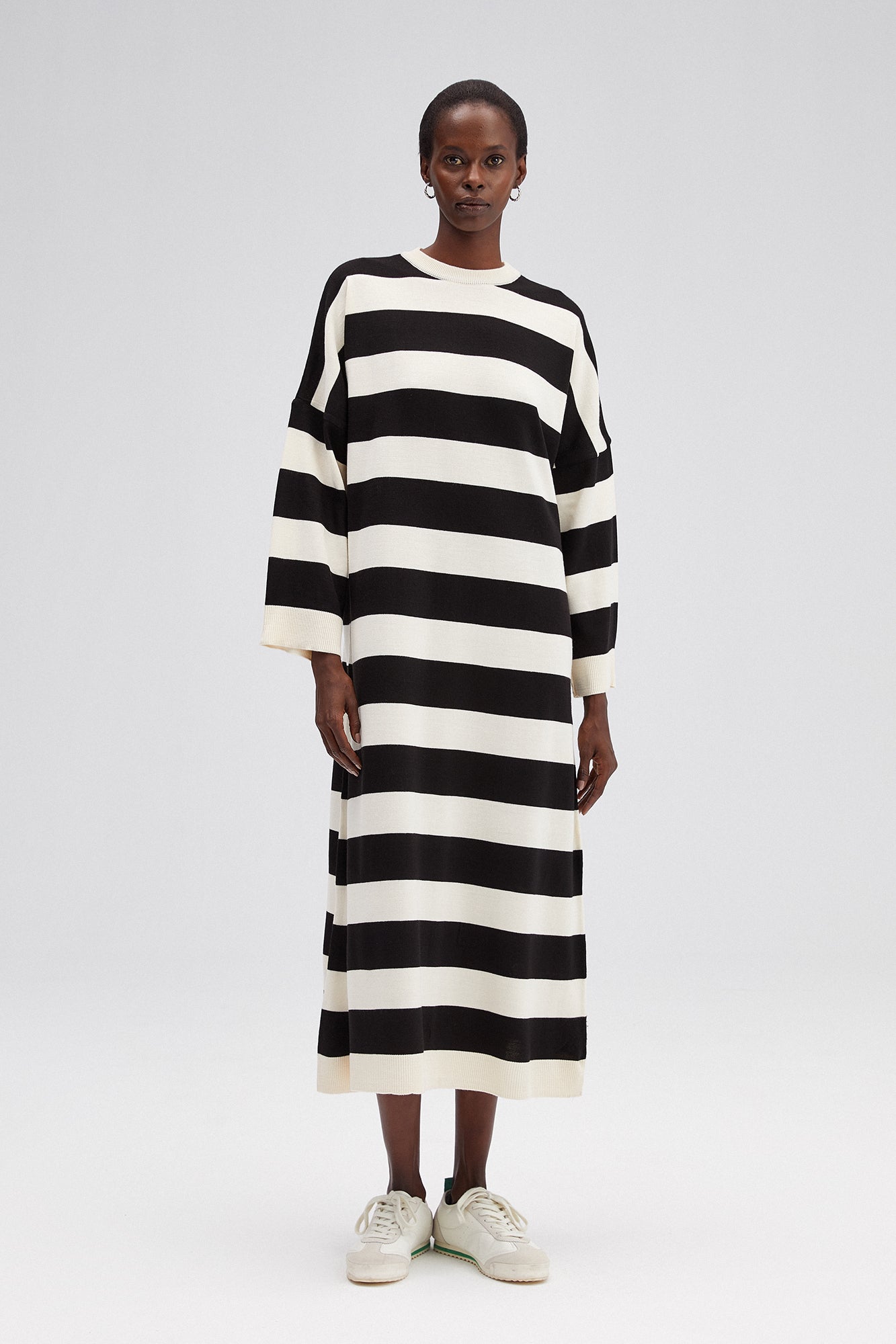 WHITE-STRIPED OVERSIZE KNITTED DRESS