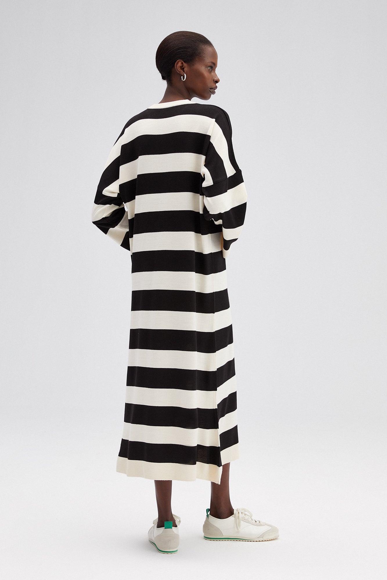 WHITE-STRIPED OVERSIZE KNITTED DRESS