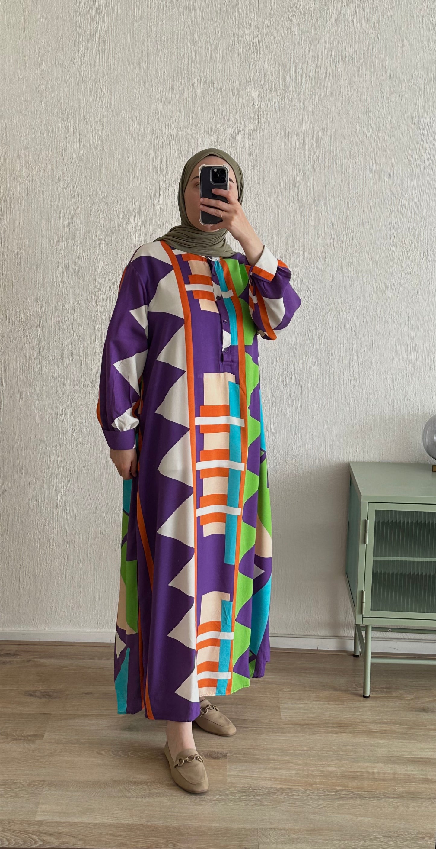 Lila Langes Kleid mit Abstraktem Muster